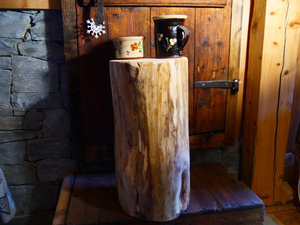 Table de chevet en tronc d'arbre, decomontagnebois.com,artisanat savoyard, magasin de val cenis