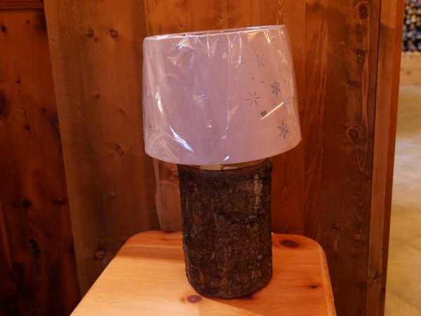 lampe bois brut , style tronc d'arbre, artisanat de montagne, lampe de chevet, commerce de val cenis