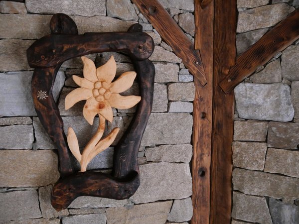 sculpture tableau edelweiss, artisanal bois, artisanat de savoie, commerces de val cenis