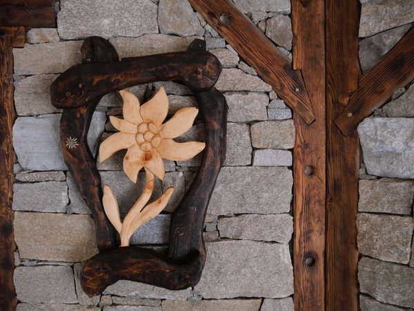 sculpture tableau edelweiss, artisanal bois, artisanat de savoie, commerces de val cenis
