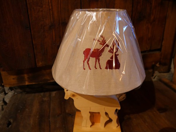 lampe de chevet en bois avec un chamois, abat jour avec des cerfs brodé, boutique val cenis