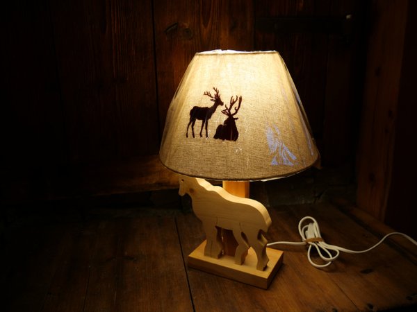 lampe de chevet en bois avec un chamois, abat jour avec des cerfs brodé, boutique val cenis