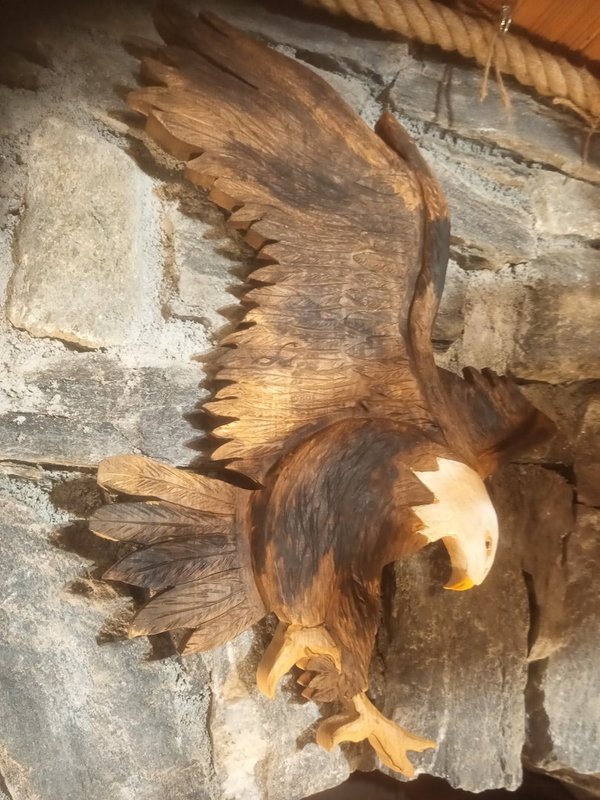 Aigle sculpté en bois fait main, artisanat d'art savoyard, déco bois, commerces de val cenis
