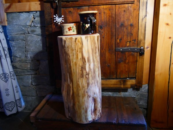 Table de chevet en tronc d'arbre, decomontagnebois.com,artisanat savoyard, magasin de val cenis