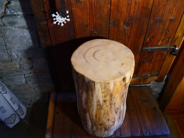 Table de chevet en tronc d'arbre, decomontagnebois.com,artisanat savoyard, déco tronc, nature bois