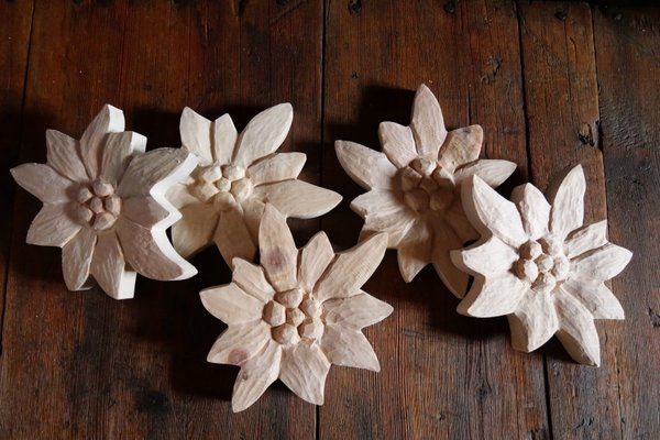 Petite édelweiss décorative en Pin Cembro, bois brut, déco montagne, artisanat de savoie