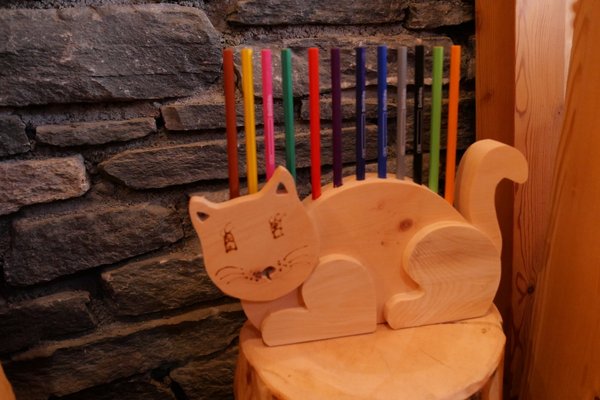 chat porte crayons de couleurs en bois, création originale pour enfants