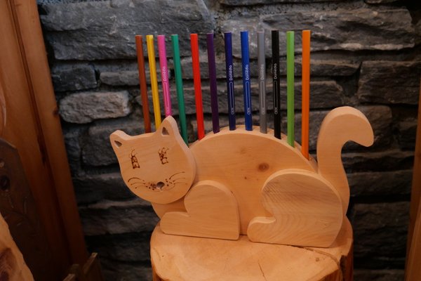 chat porte crayons de couleurs en bois, création originale pour enfants