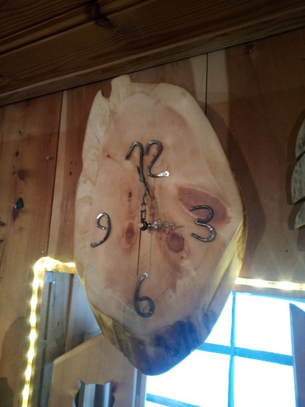 Horloge murale,  originale en bois et métal, à retrouver dans notre commerce en haute maurienne