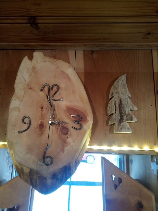Horloge murale,  originale en bois et métal, à retrouver dans notre commerce en haute maurienne