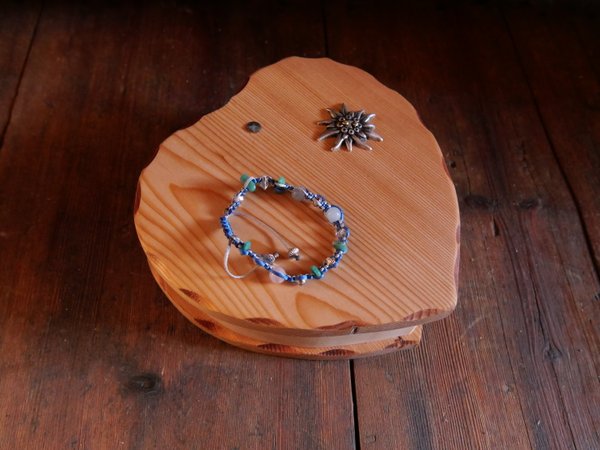 boite à bijoux en bois de forme de coeur avec une edelweiss en métal, commerces val cenis