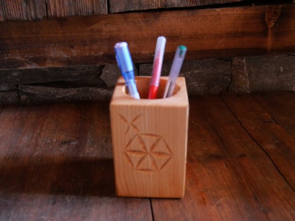 pot à crayons en bois sculpté à retrouver sur notre site de vente en ligne decomontagnebois.com