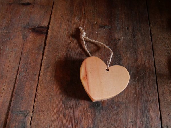 Cœur déco bois en Pin Cembro sculpté, huilé et ciré, decomontagnebois.com