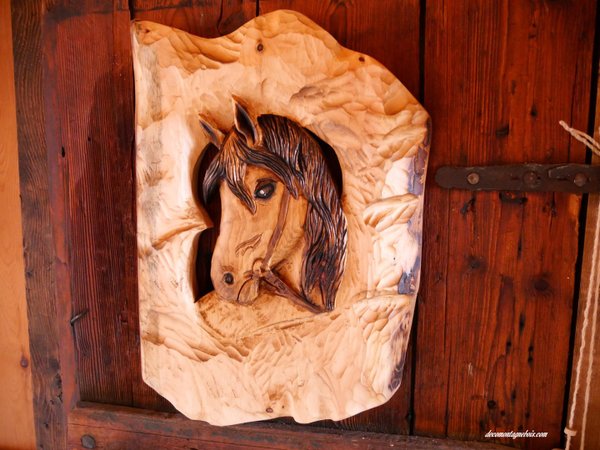 Sculpture de cheval en Pin Cembro, 100% artisanale, fait main, decomontagnebois.com