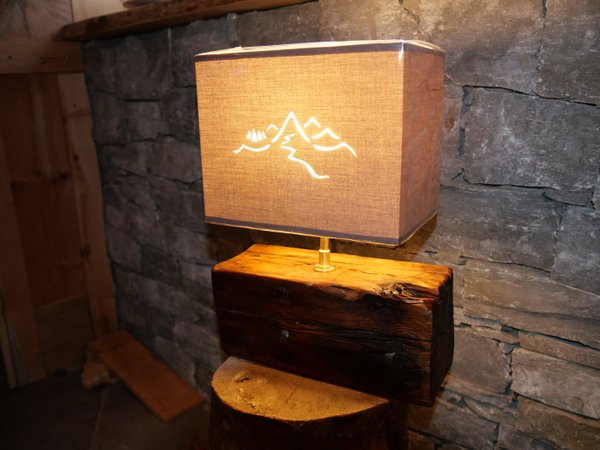 lampe d'ambiance, lampe de chevet vieux bois, artisanat savoyard vieux mélèze, lampe originale