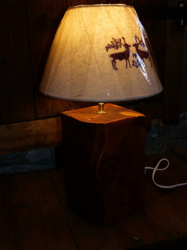 lampe de chevet vieux bois, lampe à poser, lampe rustique de savoie, lampe artisanale