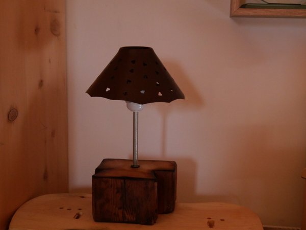 Lampe vieux bois, lampe de chevet, artisanat bois de Savoie artisanat d'art, souvenir de savoie