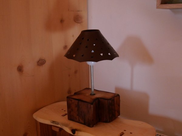 Lampe vieux bois, lampe de chevet, artisanat bois de Savoie artisanat d'art, souvenir de savoie