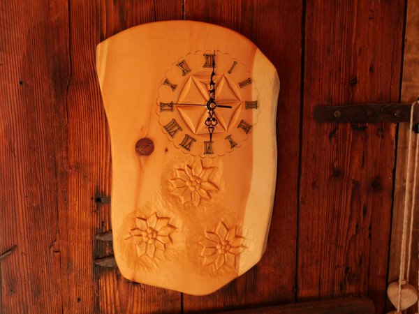Horloge artisanale en  bois , sculptée avec des edelweiss ,  magasin val cenis