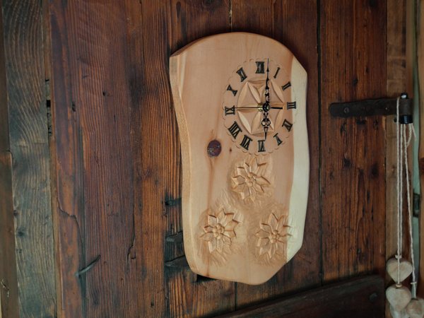 Horloge artisanale en  bois , sculptée avec des edelweiss ,  magasin val cenis