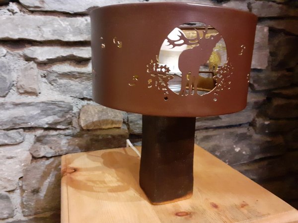 lampe en bois pied brulé, originale, artisanat local, à retrouver dans notre commerce de termignon