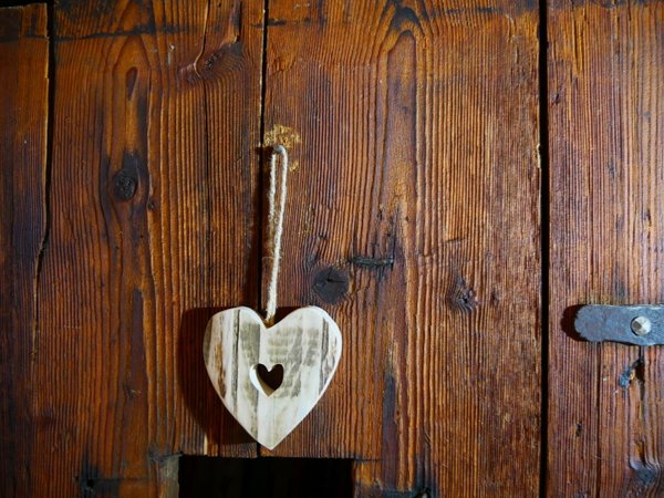 décoration de noël en bois, cœur à suspendre artisanal, à retrouver dans notre boutique à Termignon