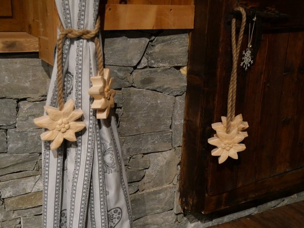 embrase rideaux edelweiss sculptée decomontagnebois.com à retrouver dans notre commerce à termignon