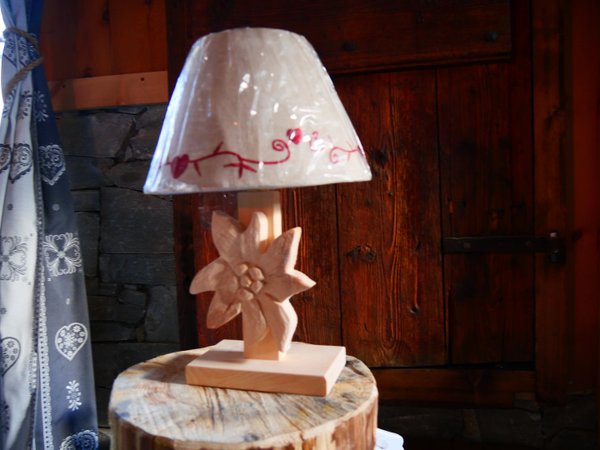 lampe de chevet edelweiss bois, lampe artisanale à retrouver dans notre boutique de Val Cenis,
