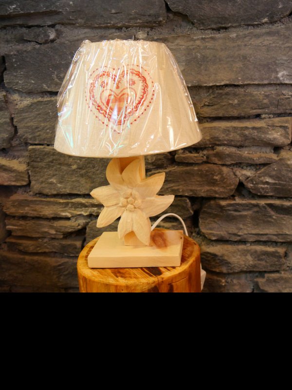 lampe de chevet edelweiss bois, lampe artisanale dans notre boutique à Termignon Val Cenis
