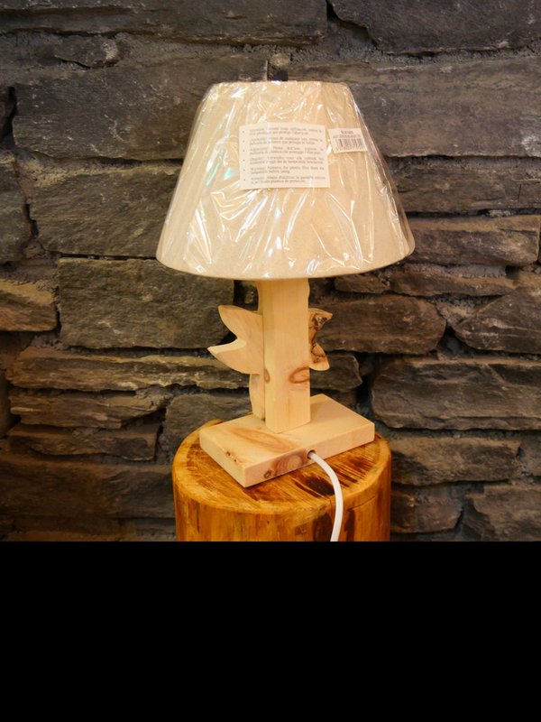 lampe de chevet edelweiss bois, lampe artisanale à retrouver dans notre boutique de Val Cenis,
