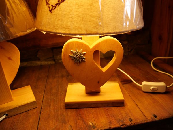 Lampe de chevet, cœur bois, edelweiss, artisanale, lampe en bois, boutiques de val cenis